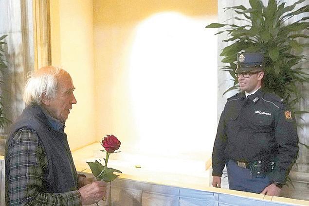 Catholic faithful begin visiting Pope Francis' tomb