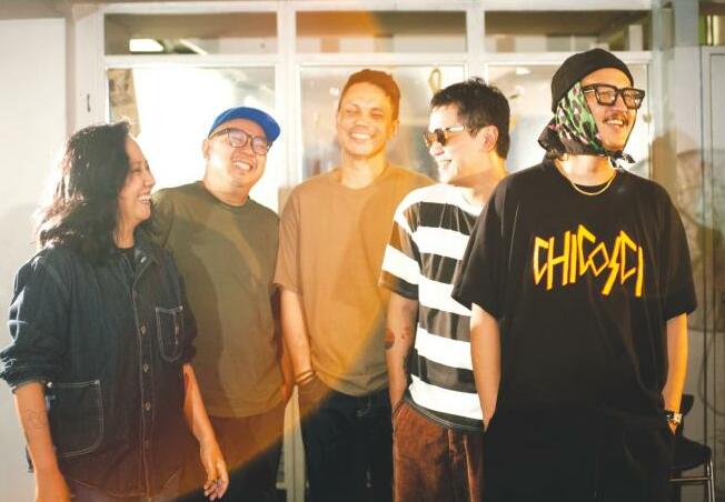 SANDWICH GOES 'KASWAL' IN NEW ALL-TAGALOG EP