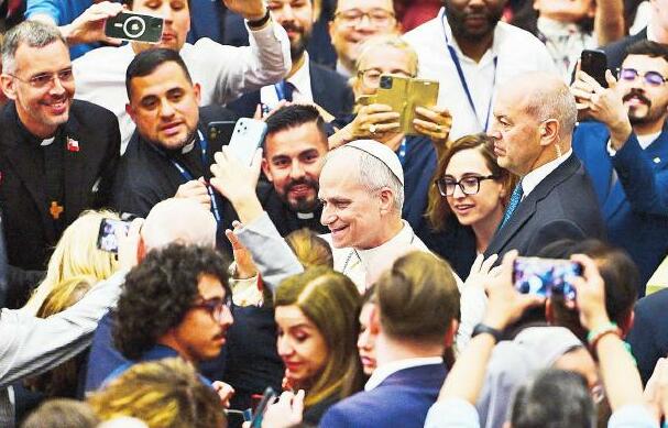Pope holds press conference, lauds free speech, press