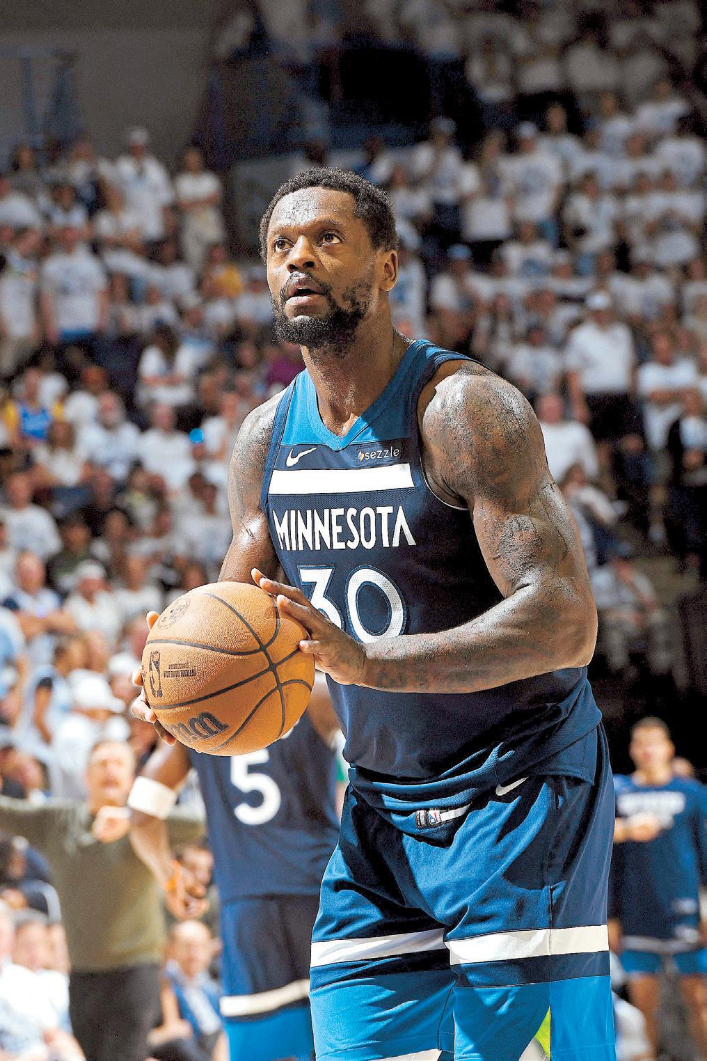 T'wolves oust Warriors, Celtics stay alive