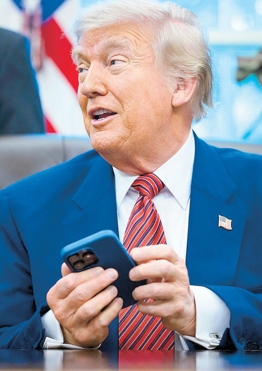 Trump Expands Apple Tariff Threat to All Smartphones
