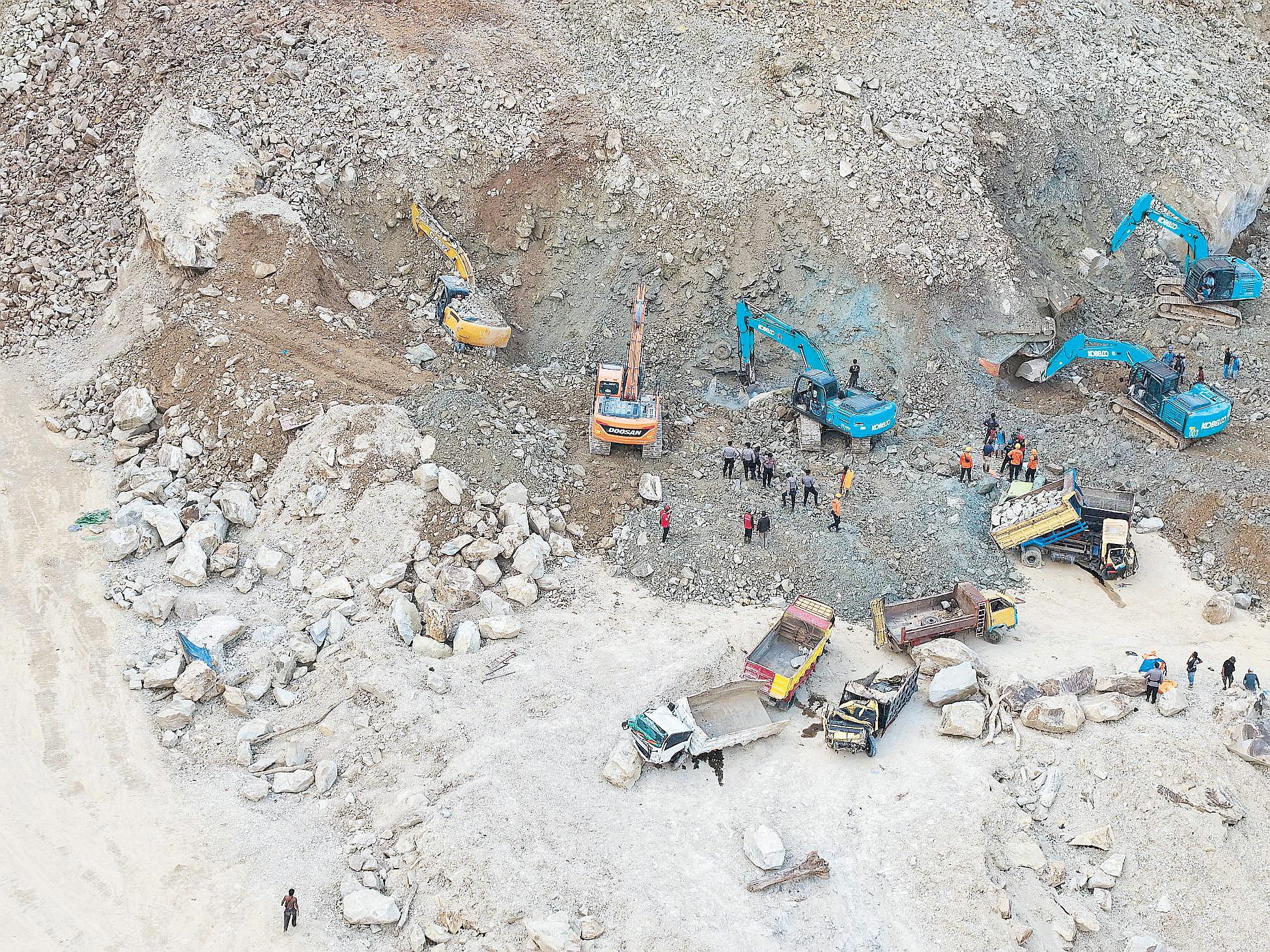 Death toll from Indonesia quarry collapse rises to 14