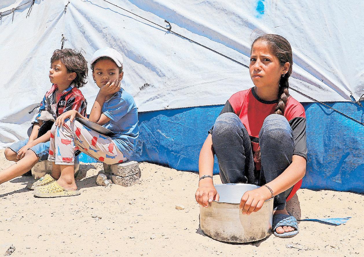 Overcrowding forces halt to Gaza aid distribution