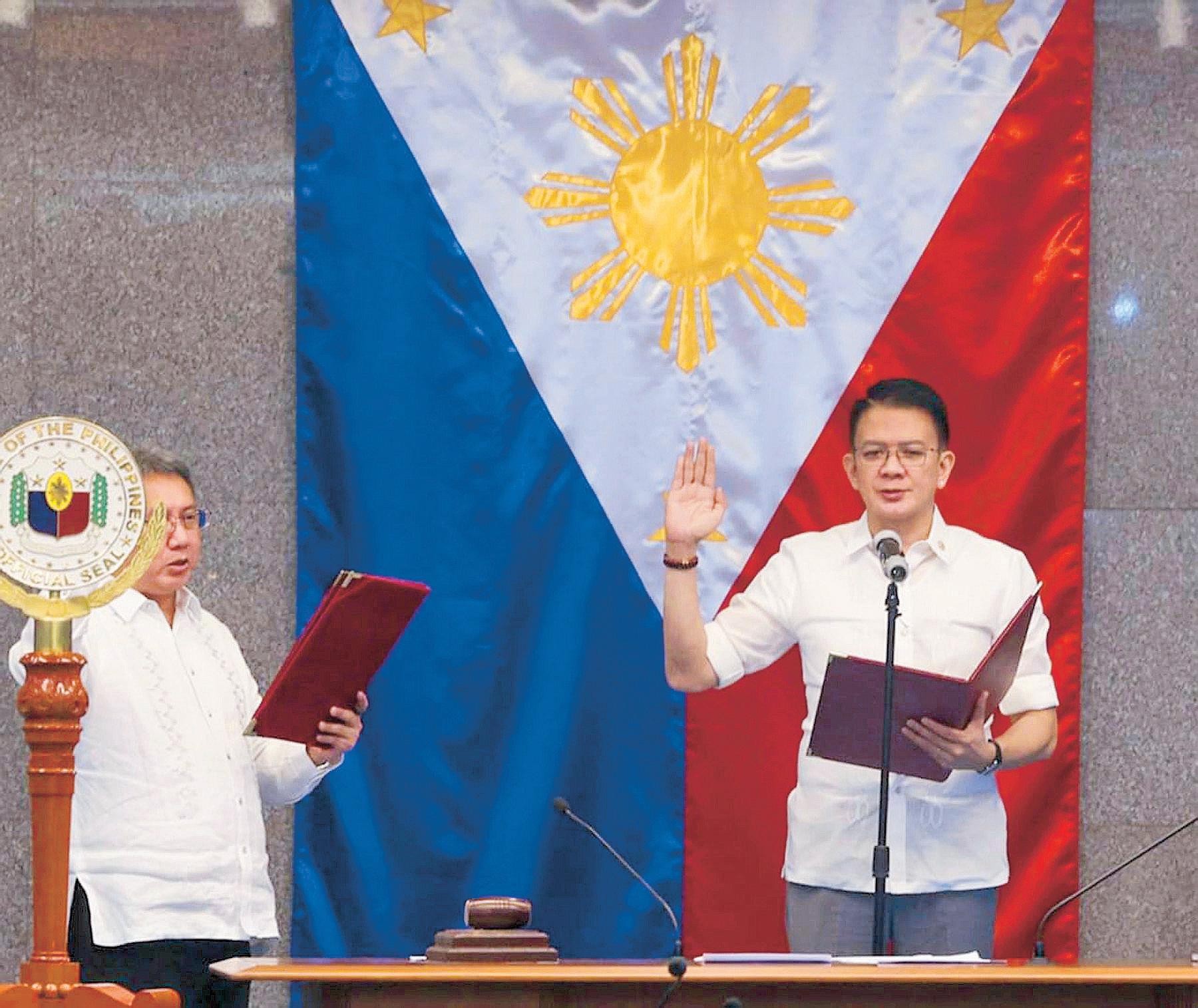 Chiz takes oath, setting in motion impeach trial