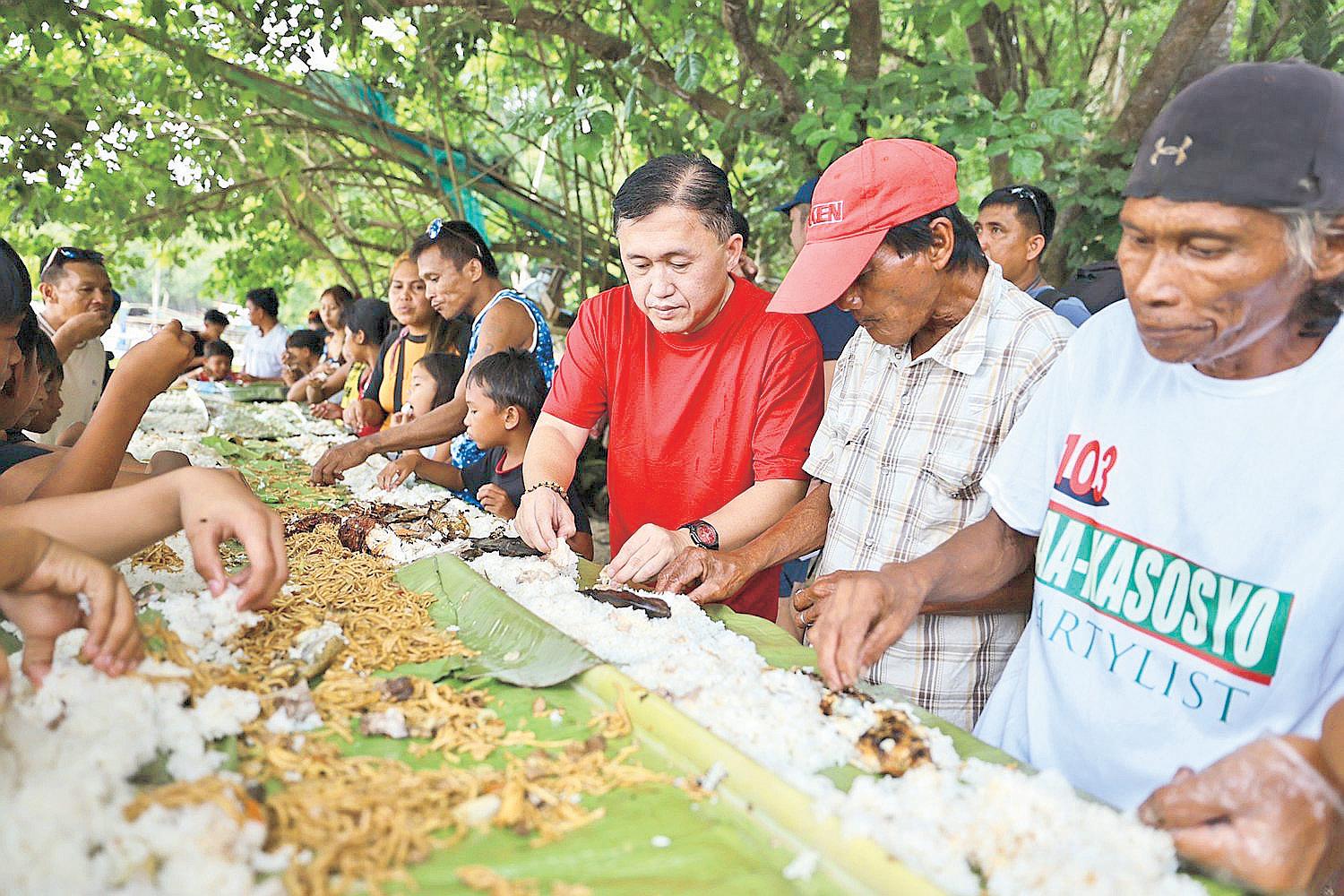 Bong Go spends birthday with fisherfolk in Davao