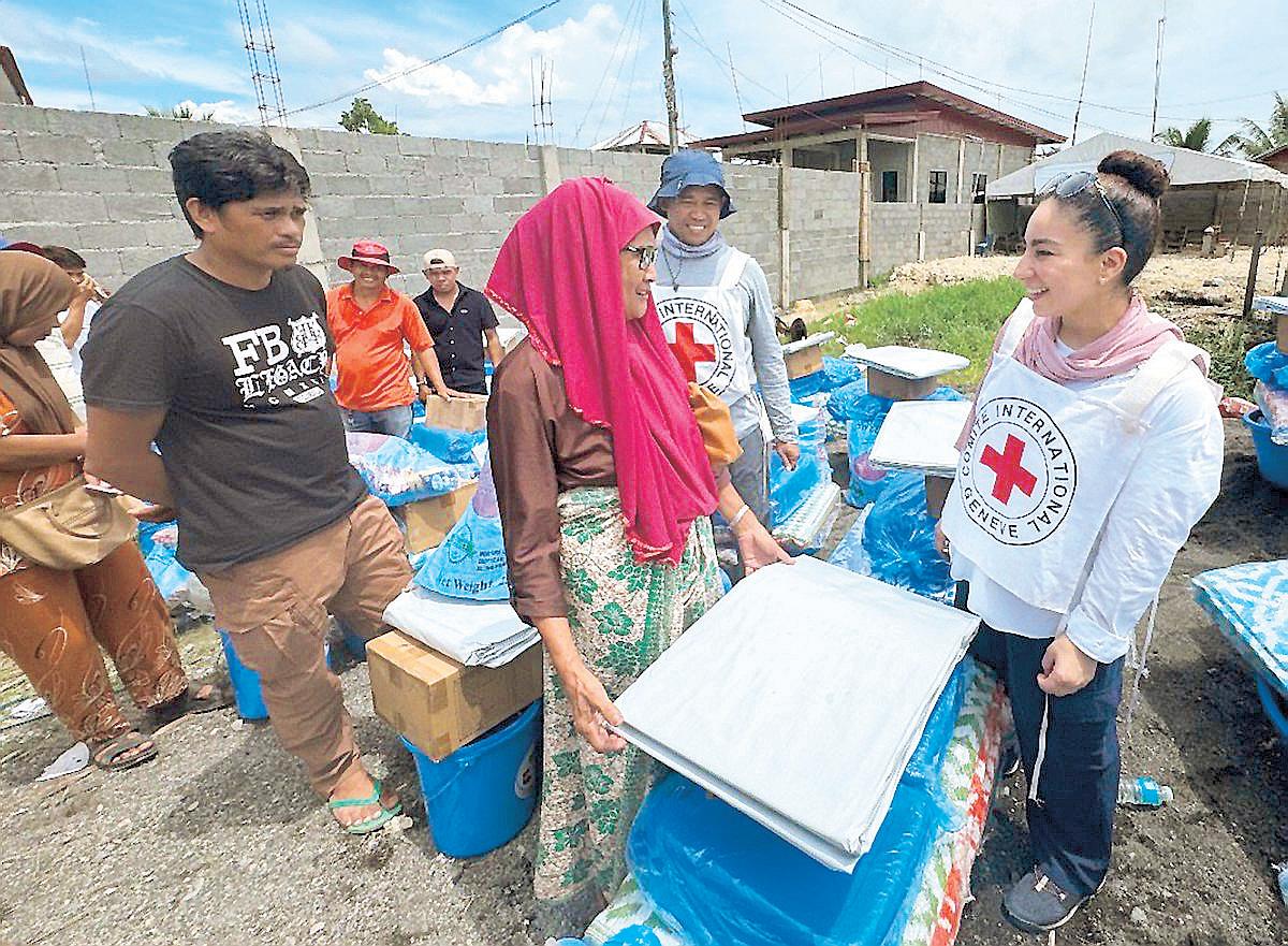 Red Cross helps displaced Muslim villagers