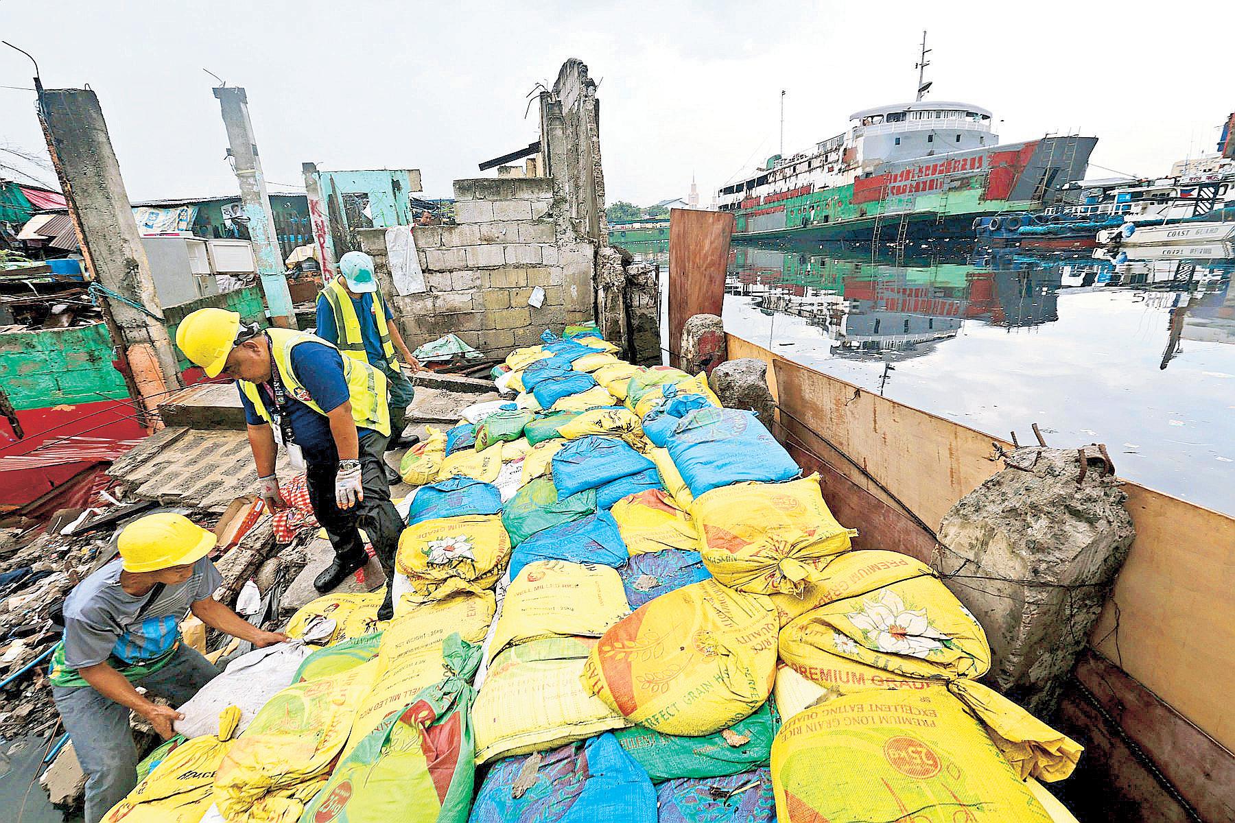 Flooded Navotas shanties demolished