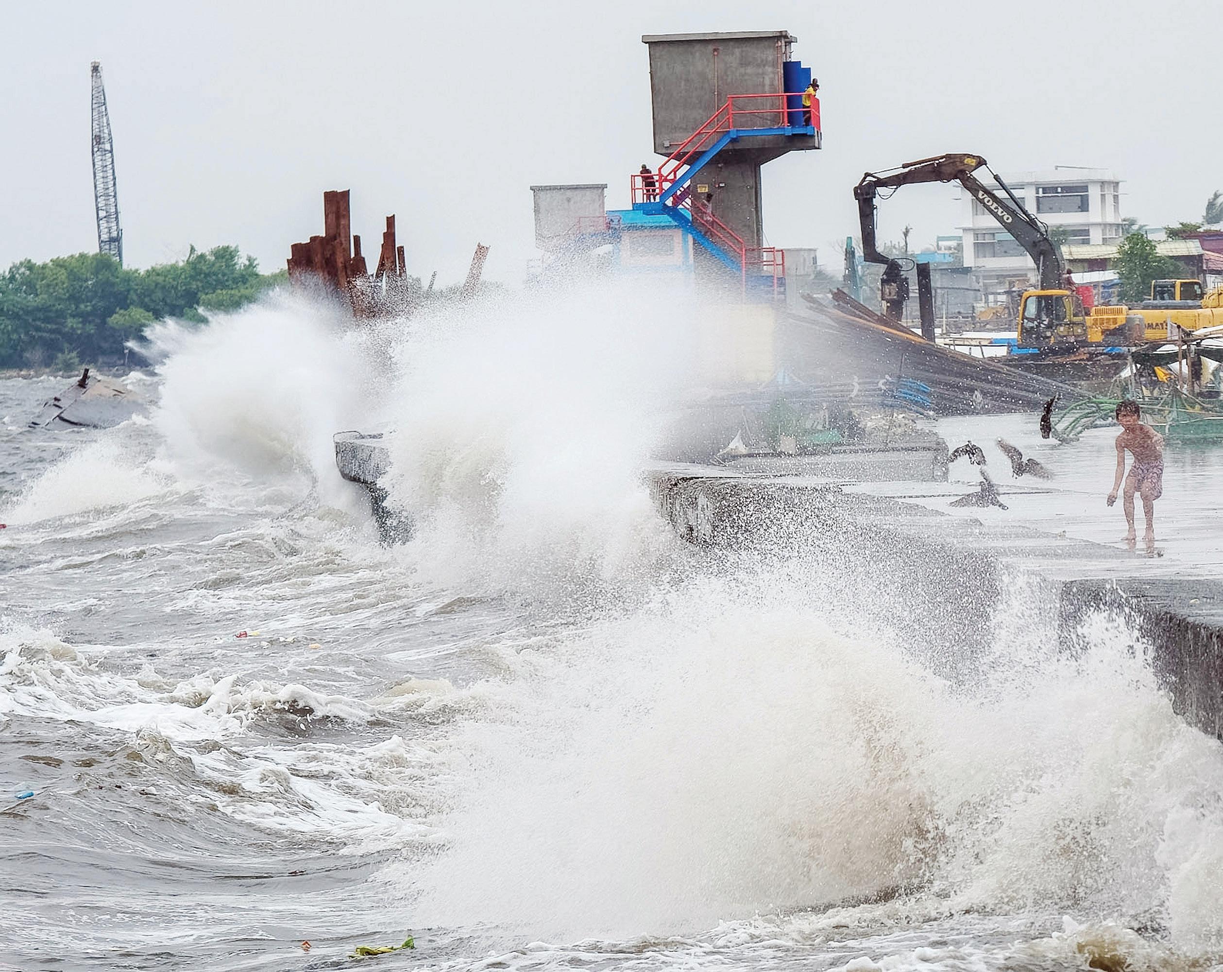 'Crising' roars toward N. Luzon