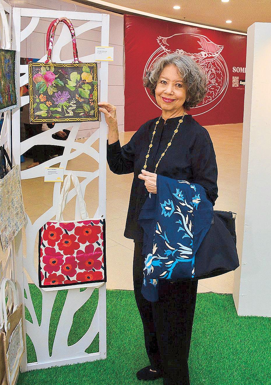 COLORING LIVES WITH THE SUNSHINE PLACE AT THE PODIUM