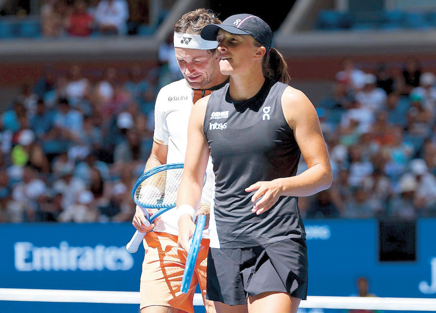 Swiatek-Ruud pair fights way to semis; Alcaraz, Djokovic out