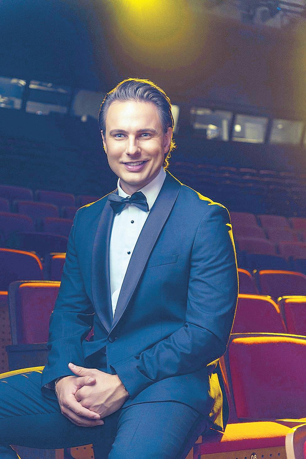 West End Actor Matt Blaker Stars in 'The Bodyguard' at Proscenium