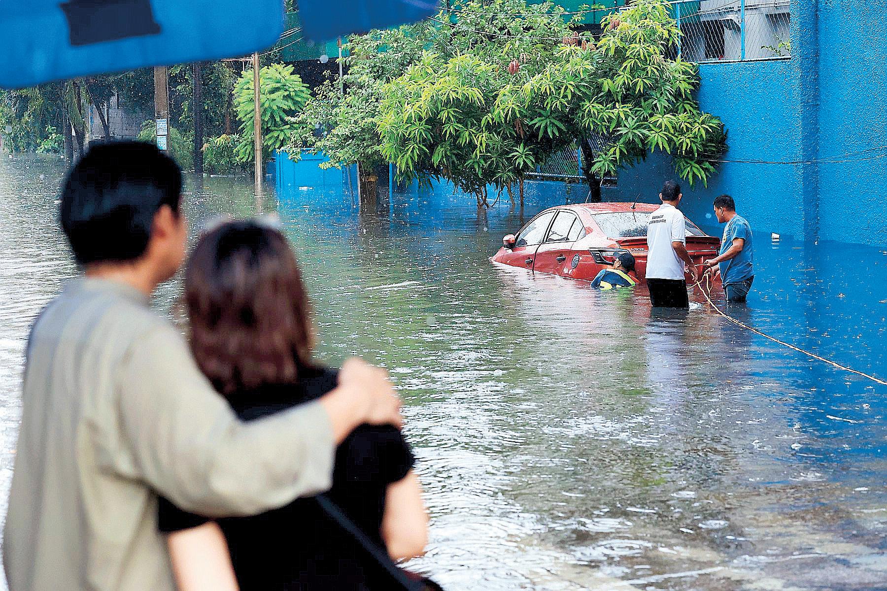 DPWH chief reassigns execs amid flood mess