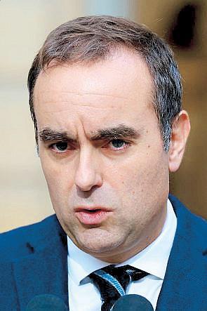 France's new PM resigns, hours after Cabinet unveiled