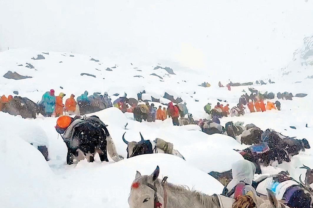 Snowstorm traps hundreds of hikers on Mt. Everest