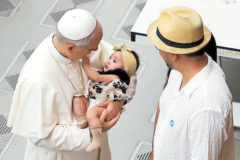 Pope to news outlets: Don't sell out for click-bait