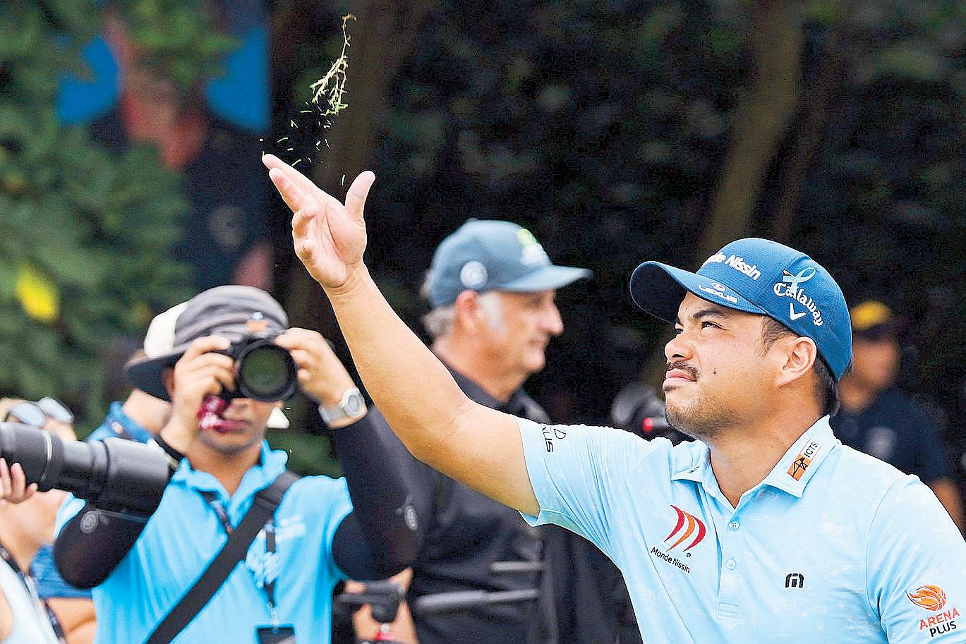 Tabuena shoots another 65 for share of lead