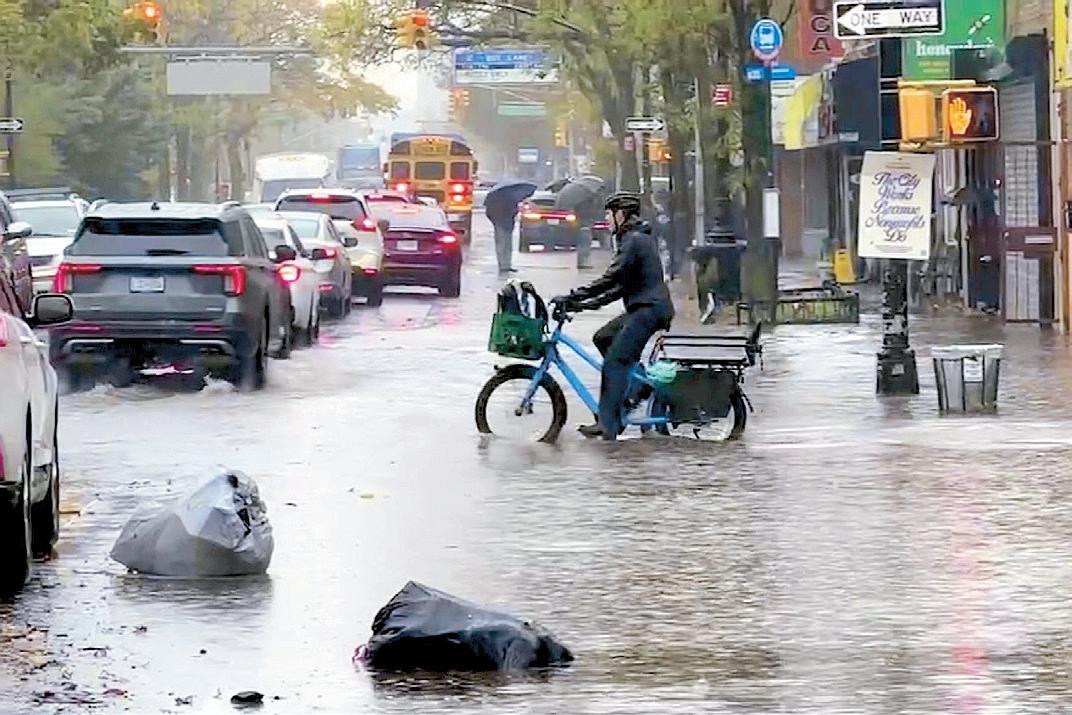 Heavy rains in New York kill 2, disrupt flights