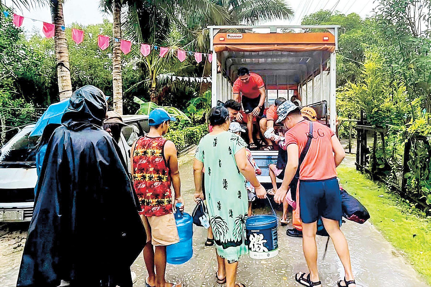 Typhoon Tino maintains strength; Signal 4 raised