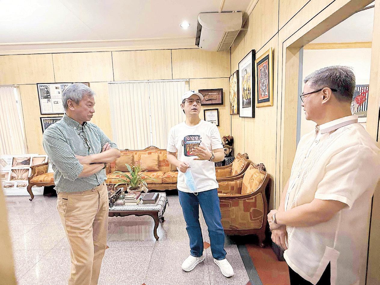 Isko visits Phl's first liver transplant patient at PGH