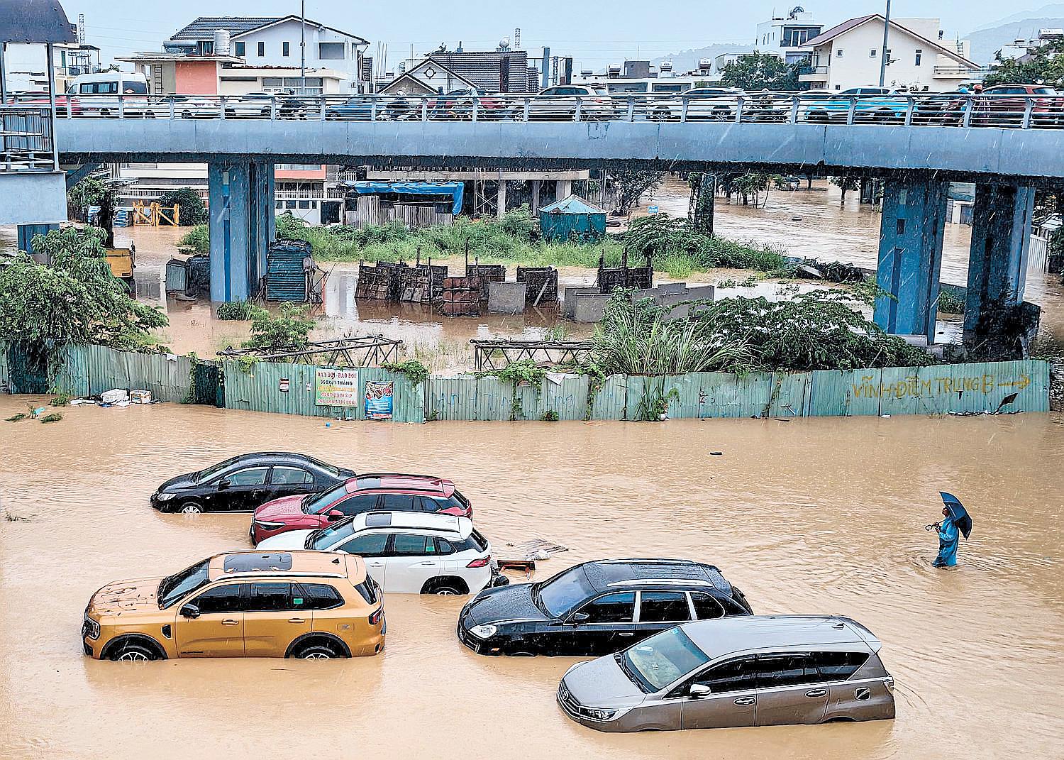 41 dead as relentless rains flood Vietnam
