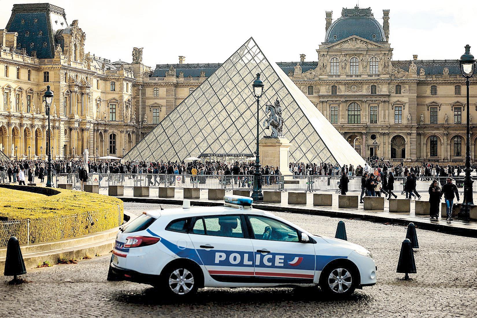 France arrests four suspects over Louvre heist
