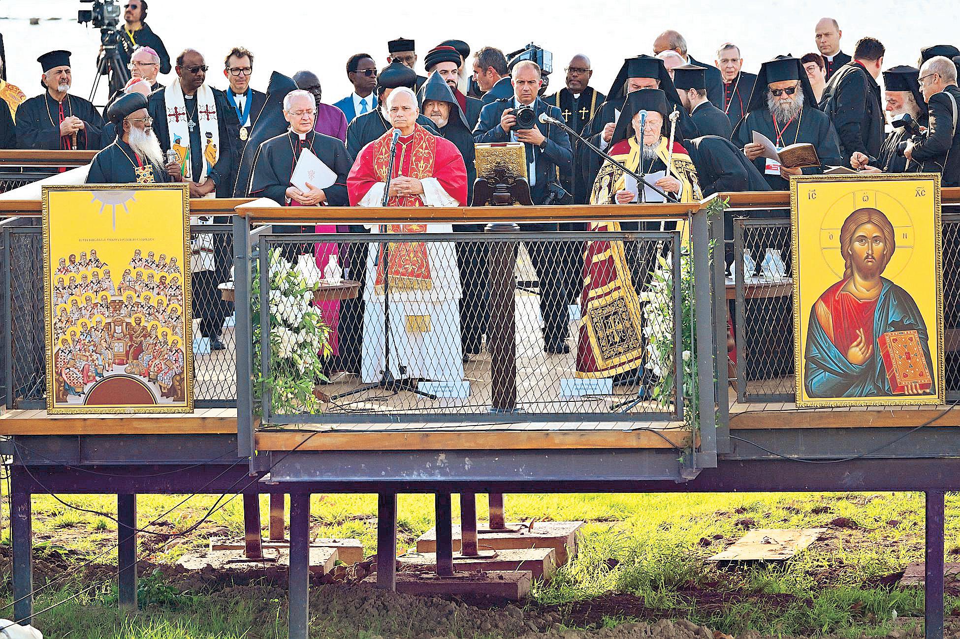 Pope meets Middle East Christian leaders, condemns religious violence