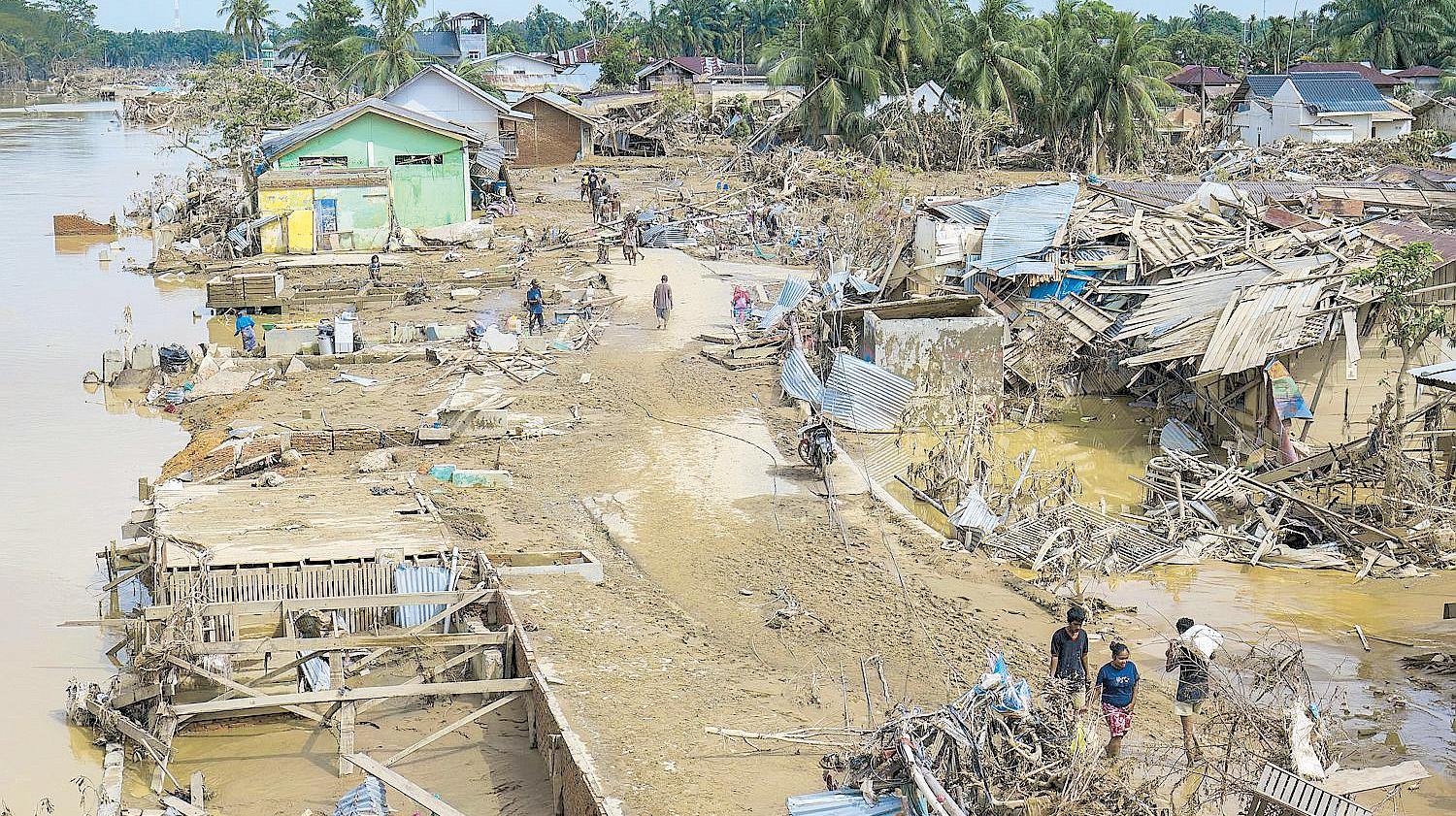 Frustration in Indonesia as flood survivors await aid