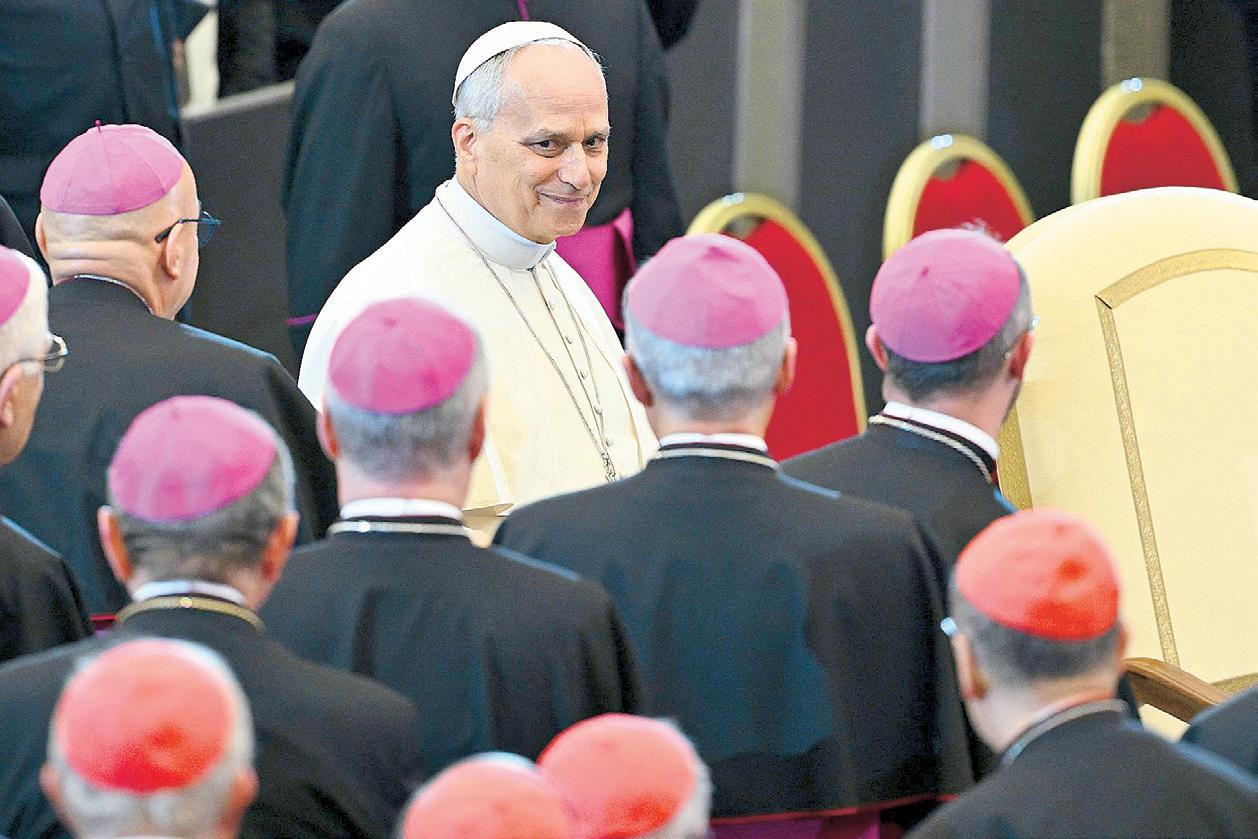 Pope tells Italian spies not to smear politicians, journalists
