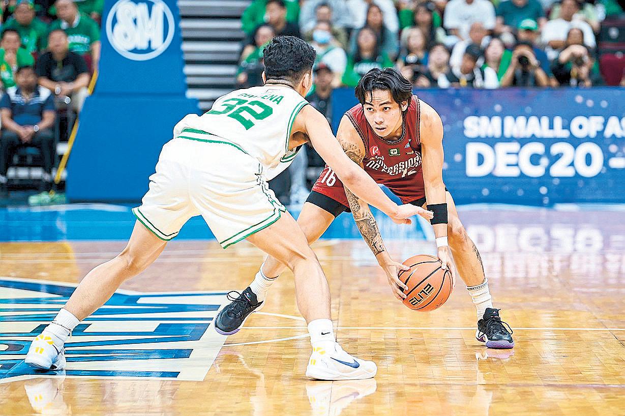 MAROONS ESCAPE SETS UP DO-OR-DIE