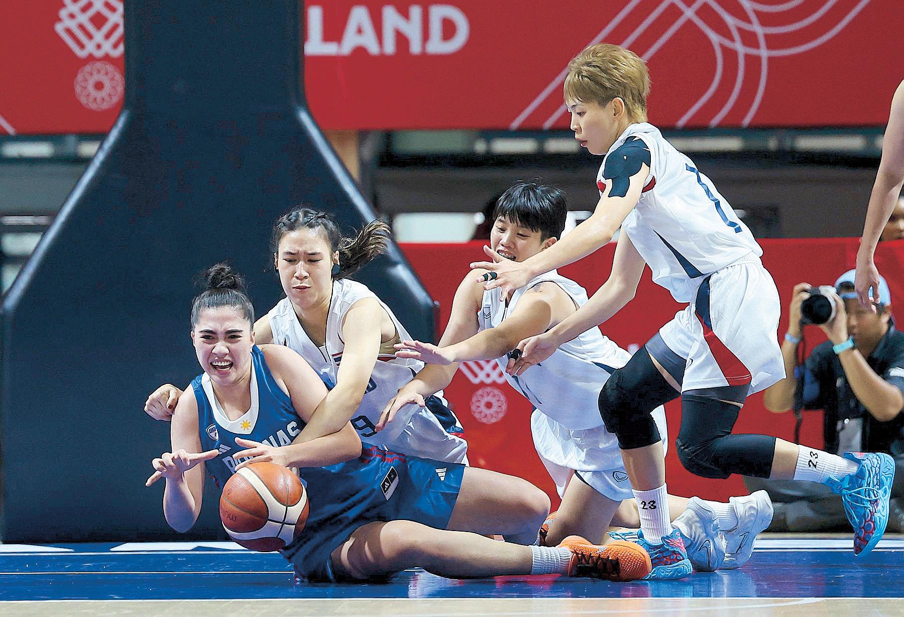 GILAS GOLDS CAP TEAM PHL STRONG FINISH