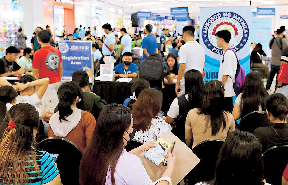 Jobless rate declines to 4.4% in November