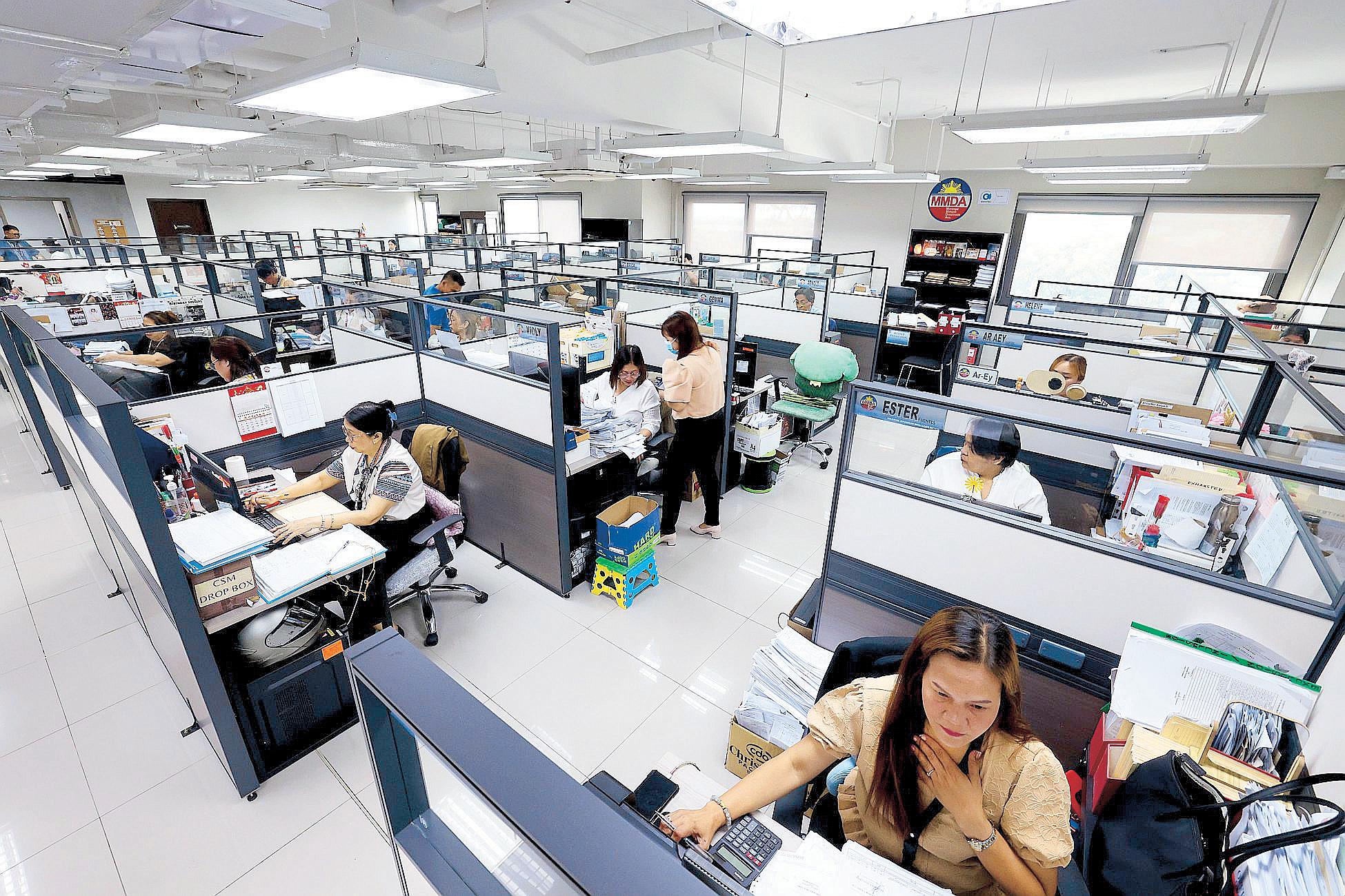 Manila, Makati enforce 4-day CSM DROP BOX) workweek | The Philippine ...