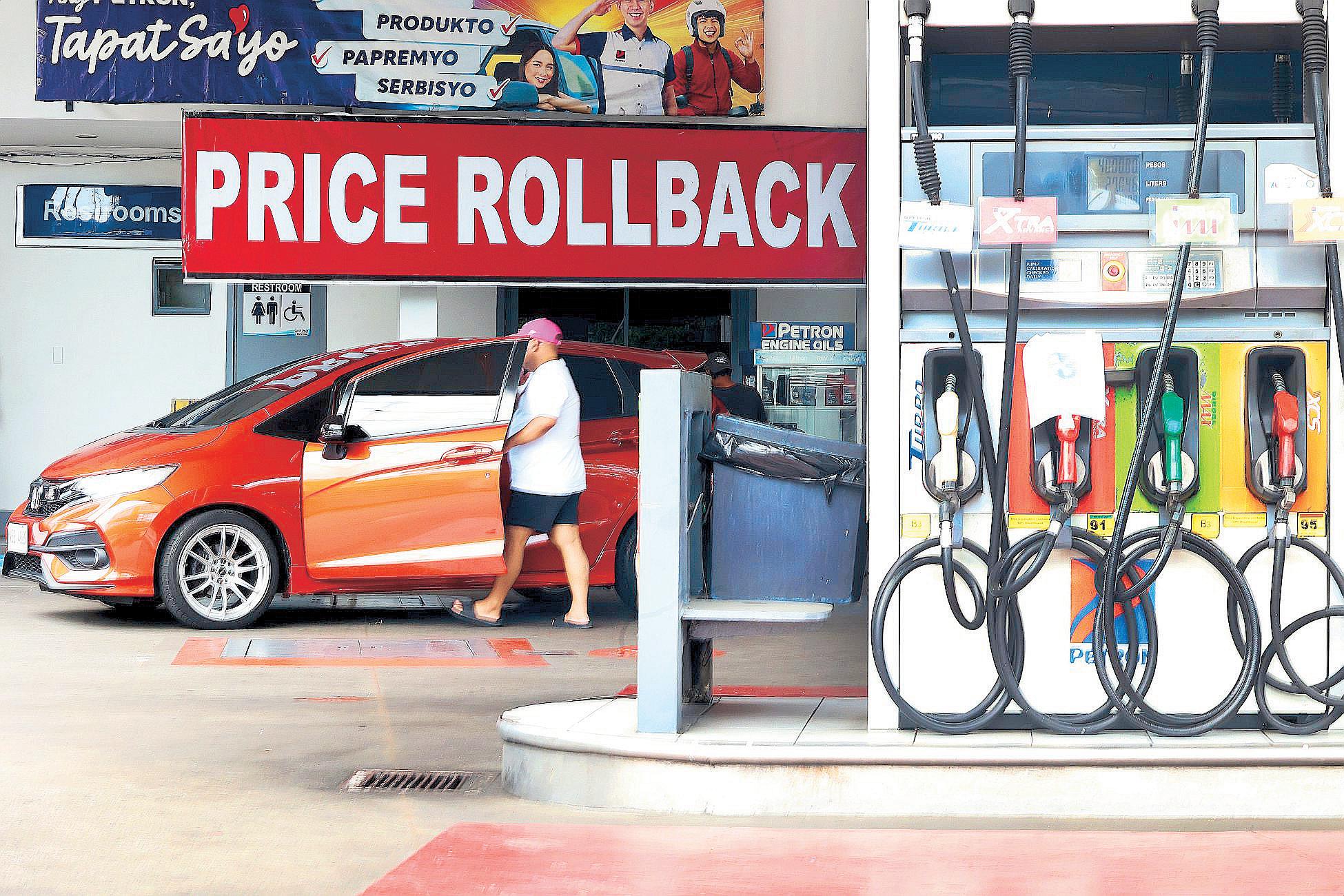 US begins Iran port blockade; oil prices ease