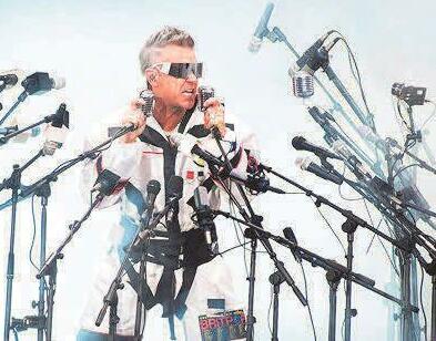 Robbie reunites with pals at stand-out gig