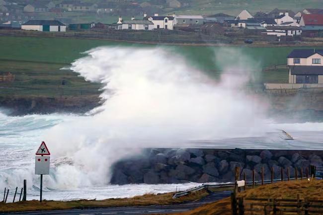 Drivers warned over floods as UK set for 80mph winds