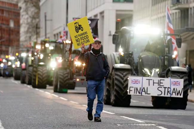 Tractor protest at Whitehall sees farmers rage at Starmer