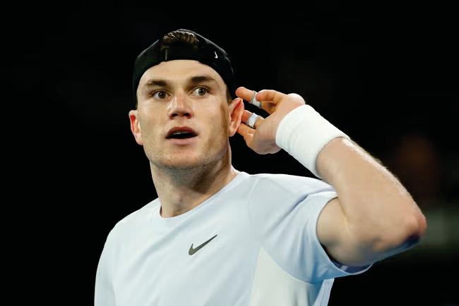 Draper laps up fans' insults.as he beats home favourite