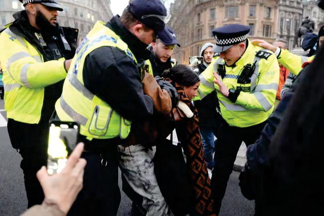 Clashes as police ‘kettle' Pro-Palestine protesters
