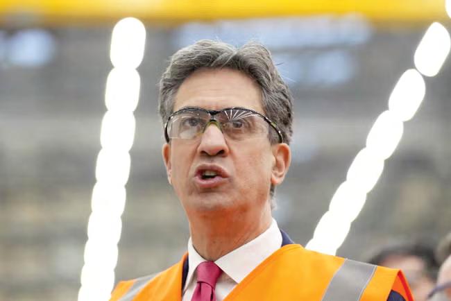 Miliband won't resign over third runway at Heathrow