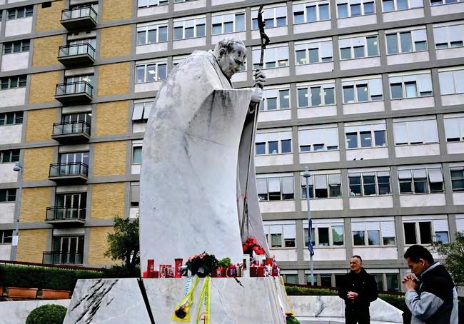 Vatican: Pope's condition remains critical but stable