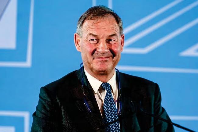 Lowe attacks 'viper' Farage as probe dropped into claim he threatened Reform chair