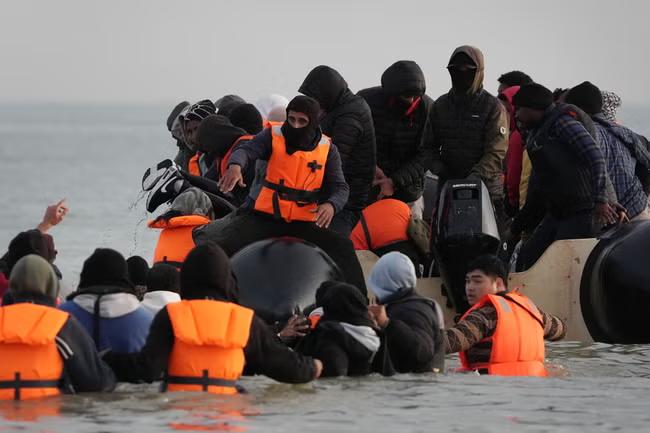 Starmer signals crackdown on visas over Channel crisis