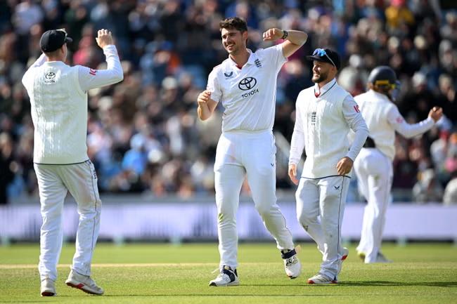 India tail collapse leaves exciting chase for England
