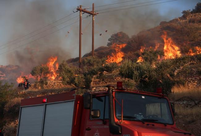 Wildfire forces thousands of tourists to evacuate Crete