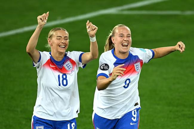 Finger-clicking good: how England stay in harmony