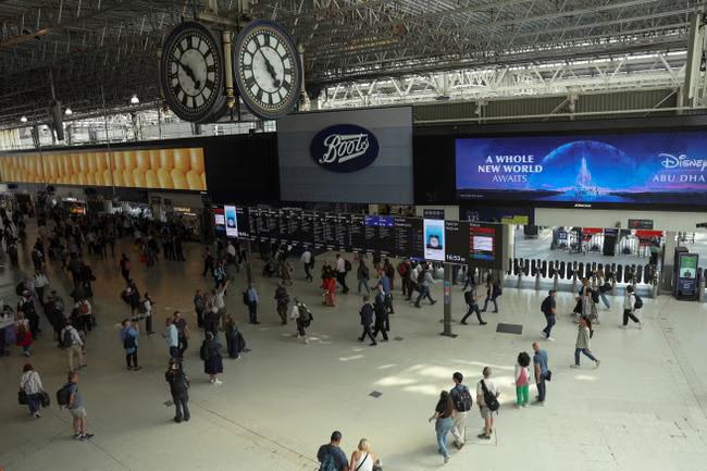 Travel chaos as Waterloo paralysed by signal failure