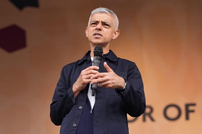 Khan threatens to sue over Heathrow expansion plans