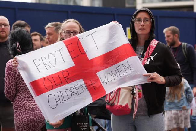 Police evict Canary Wharf group trying to access hotel