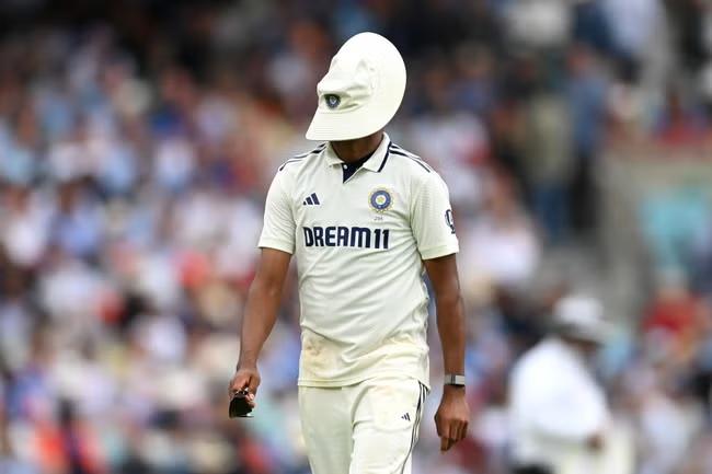 India on the ropes after two tons and Siraj's comic catch