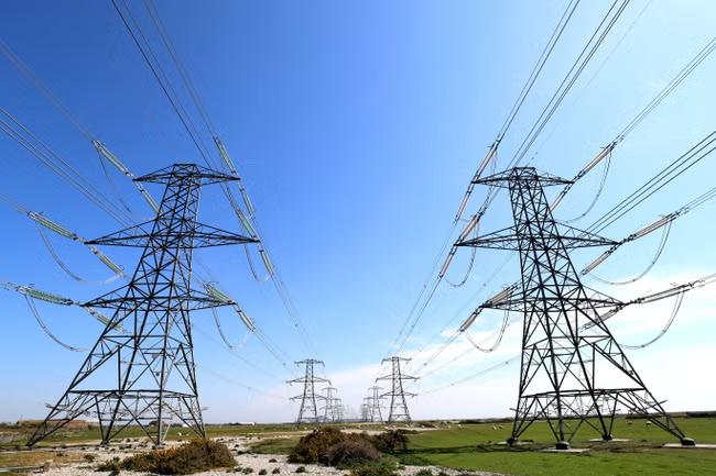 Thousands living near new pylons to get £250 off bills
